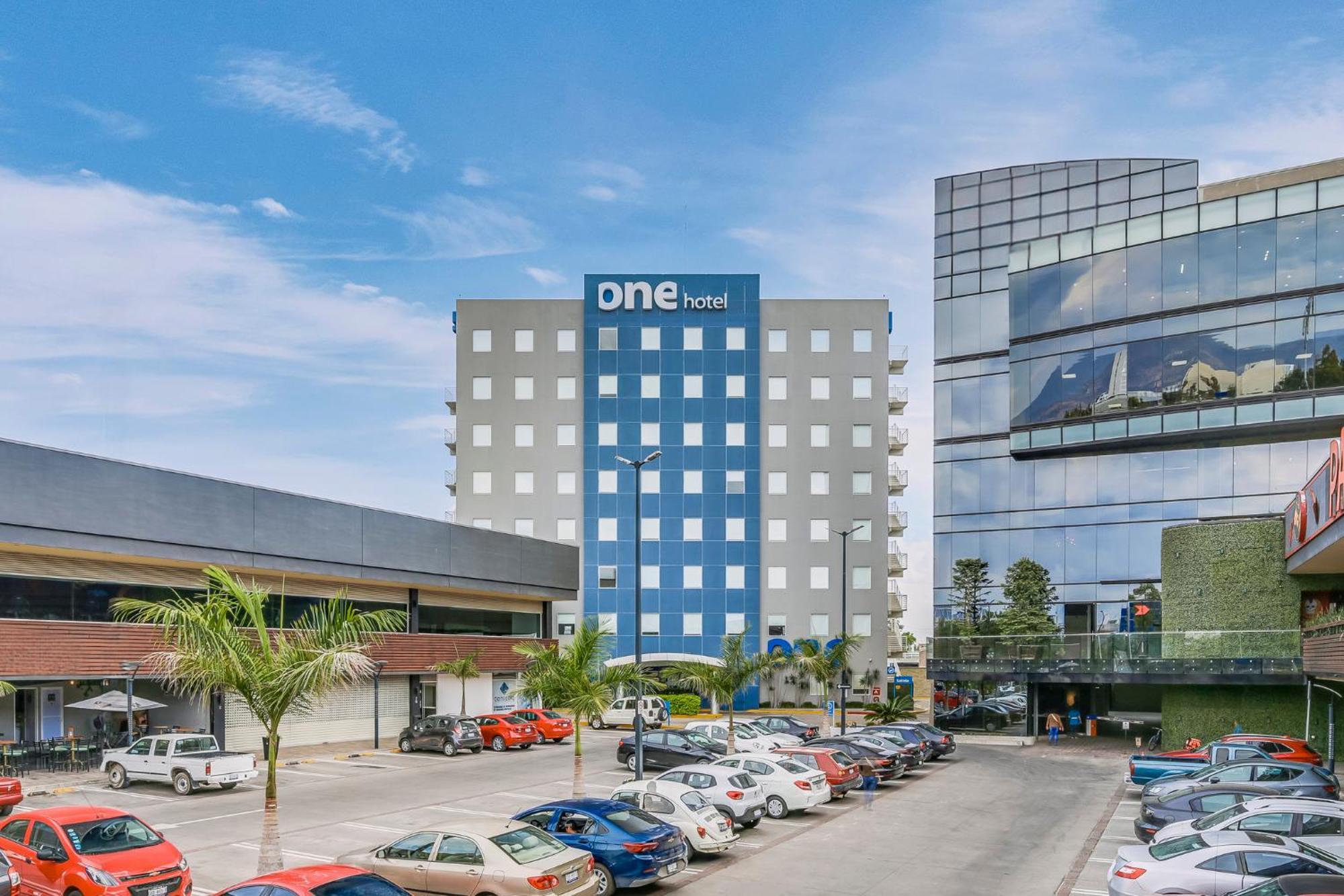One Leon Poliforum Exterior photo